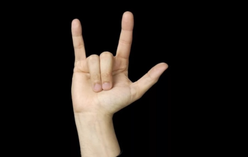 Знак треугольник из пальцев
